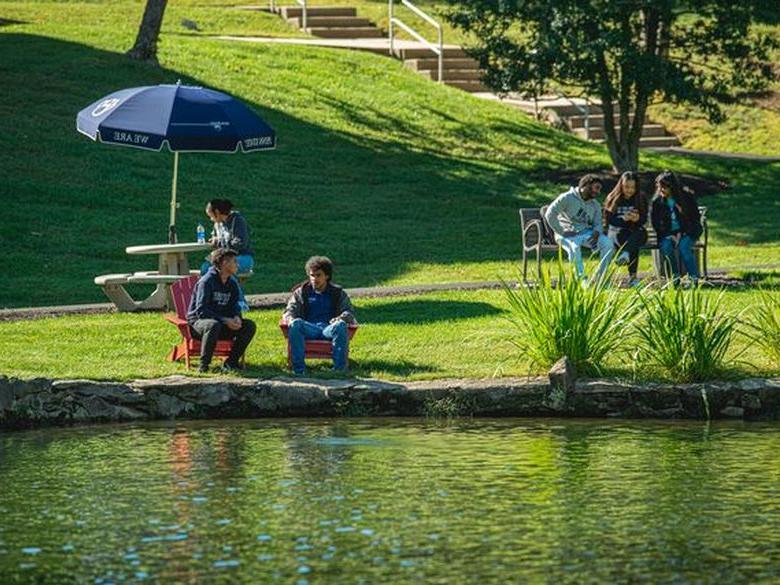 学生们坐在拉雷斯池塘旁